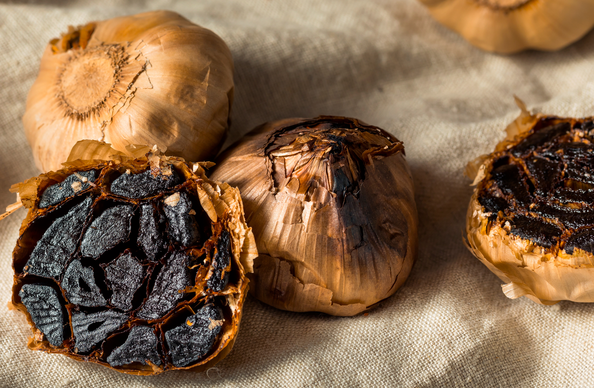 Ail noir : l’ingrédient idéal pour booster votre santé après 50 ans